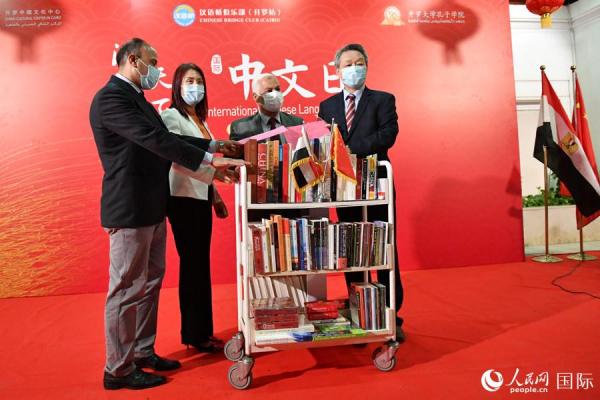 4月22日，“国际中文日”庆祝活动在埃及国家图书馆举办。图为邵彬和徐彦禾向埃及国家公共图书馆负责人赠送图书。人民网记者 李凉摄